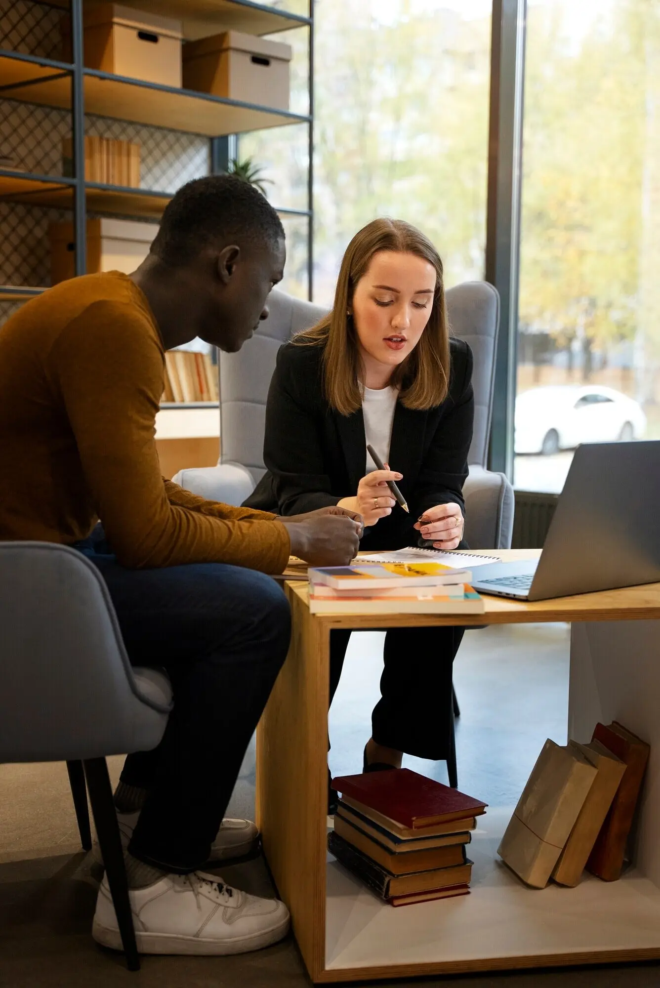 Кадр в полный рост: люди исправляют грамматические ошибки.