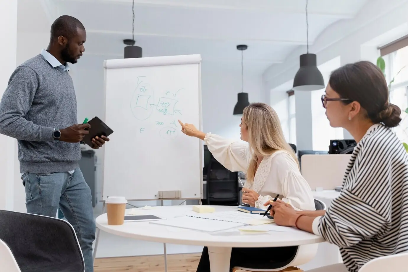 Крупный план молодых коллег во время встречи.